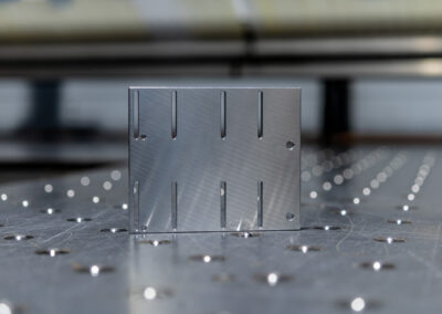 Aluminiumbauteil mit unterschiedlichen Bohrungen und Fräsungen