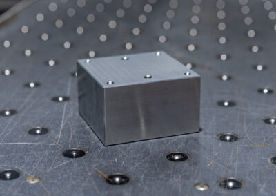 Aluminiumbauteil mit unterschiedlichen Bohrungen