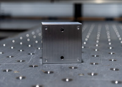 Aluminiumbauteil mit unterschiedlichen Bohrungen