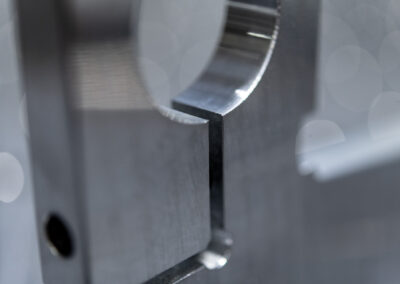 Aluminiumbauteil mit unterschiedlichen Bohrungen