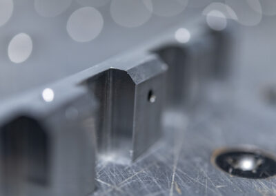 Aluminiumbauteil mit unterschiedlichen Bohrungen