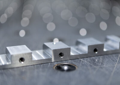 Aluminiumbauteil mit unterschiedlichen Bohrungen