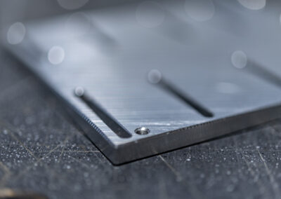 Aluminiumbauteil mit unterschiedlichen Bohrungen und Fräsungen