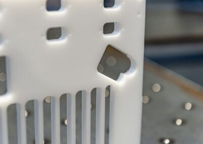 Kunststoffteil mit unterschiedlichen Bohrungen und Fräsungen