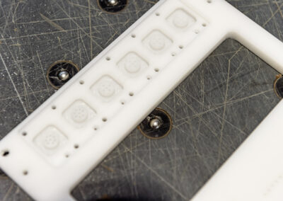 Kunststoffteil mit unterschiedlichen Bohrungen und Fräsungen