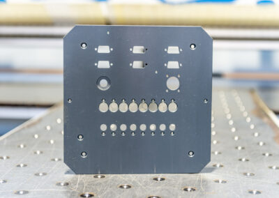 Kunststoffteil mit unterschiedlichen Bohrungen