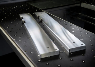 Aluminiumbauteil mit Fräsungen, Bohrungen und Gewinde