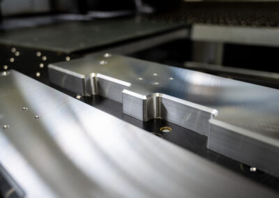 Aluminiumbauteil mit Fräsungen, Bohrungen und Gewinde