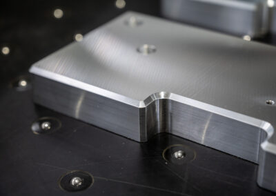 Aluminiumbauteil mit Fräsungen, Bohrungen und Gewinde